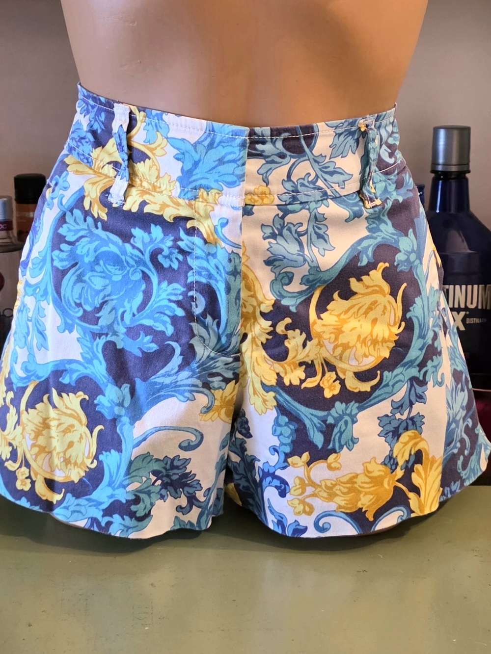 Caché Chino Shorts Womens 6 Mid-rise Baroque Filigree Blue Yellow White EUC